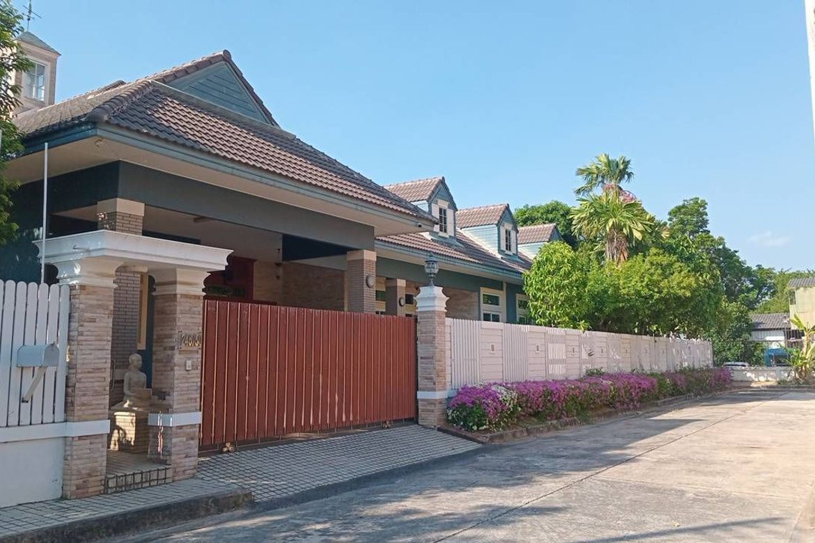 Own built house in Jomtien beach with private pool