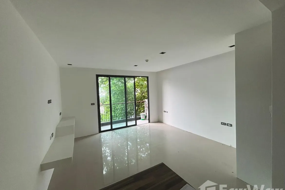 Never lived in. Foreign Freehold. Priced to sell.