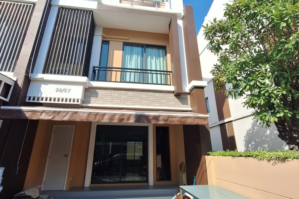 3 storey townhouse, corner plot with renovated