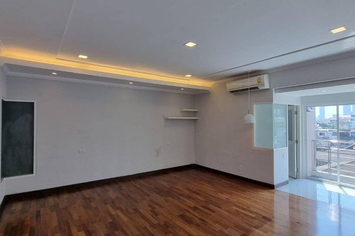 Strike Gold & Enjoy the Good Life in Bangkok - Fab Studio Condo on Sale!