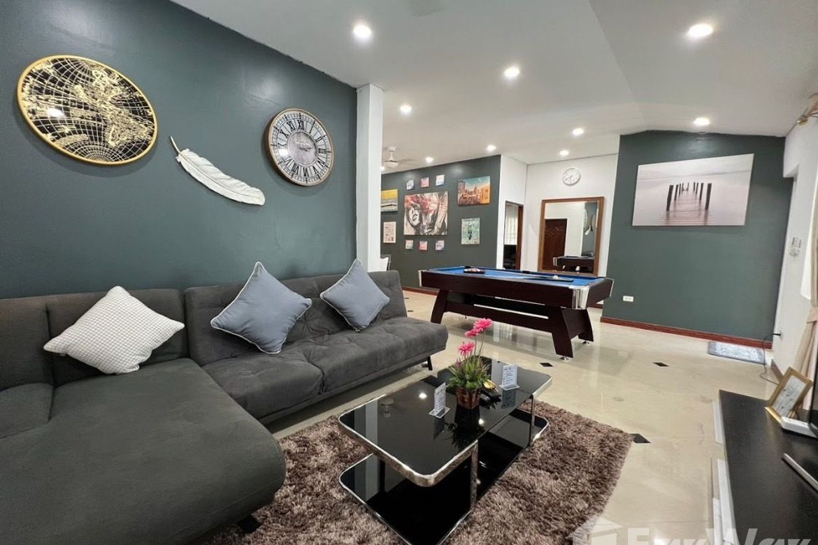 3 Bedroom Villa for sale at Jomtien Niwet