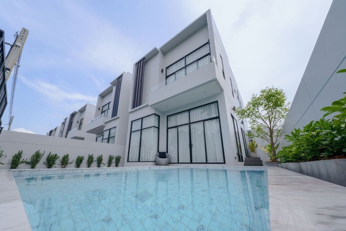 2-storey Furnished Townhome with Mountain View for Sale in Klong Haeng, Krabi