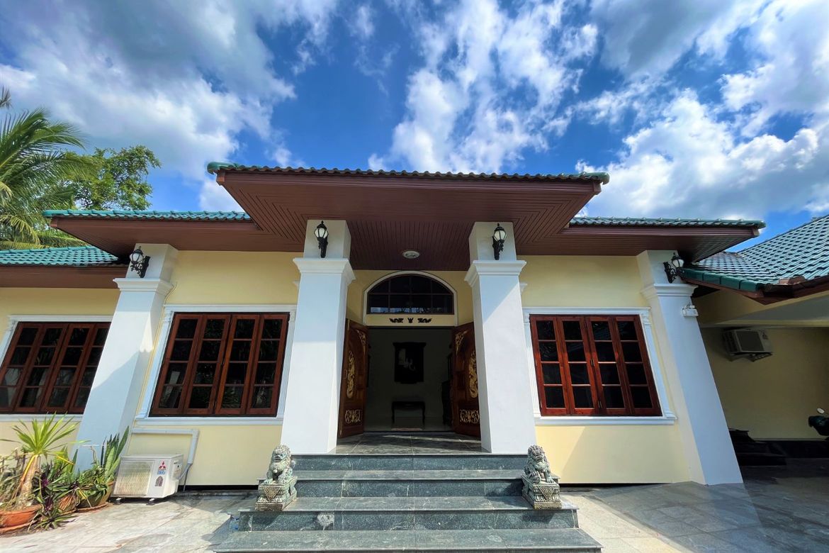 Large and Mountain View 4-bedroom house with pool for sale and rent in the center of Aonang, Krabi