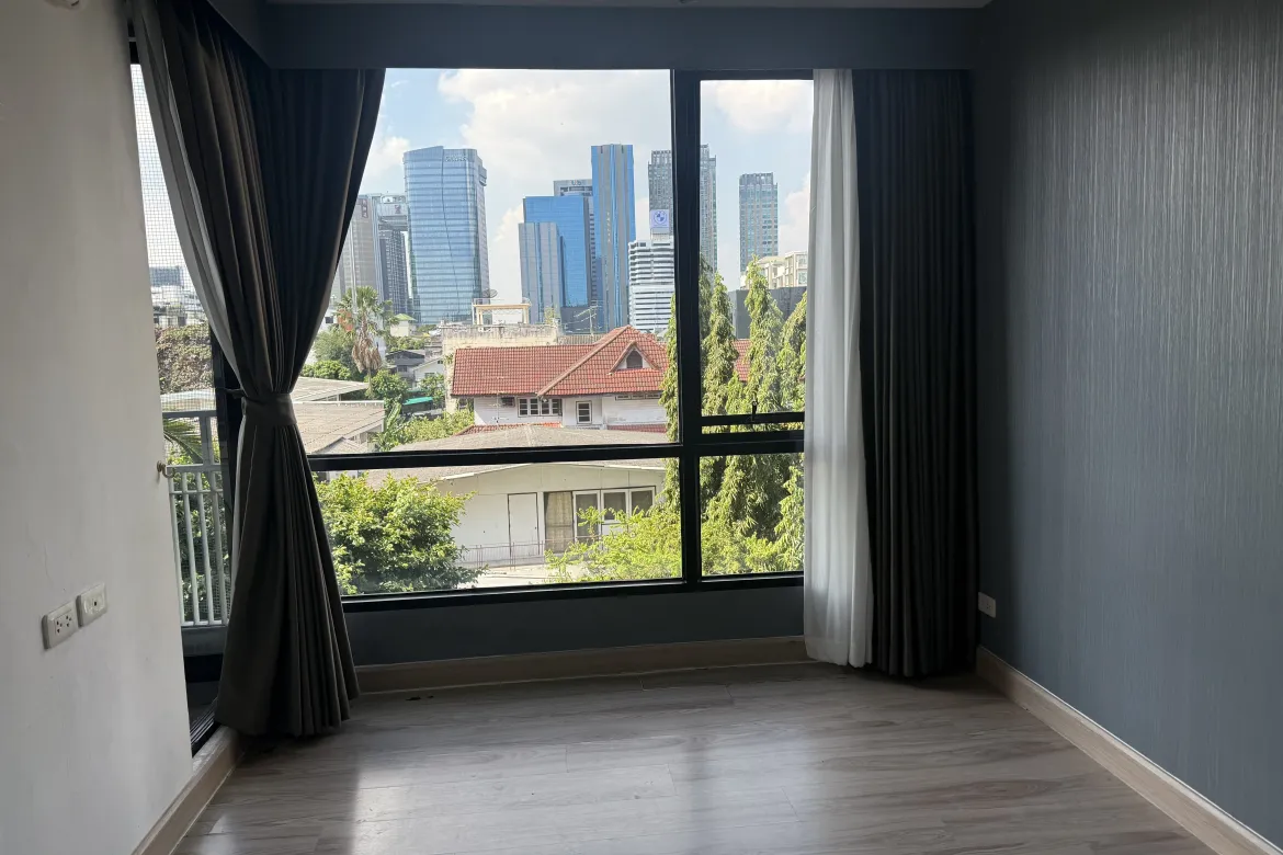 Rare Find! Studio with Separate Kitchen near MRT & BTS