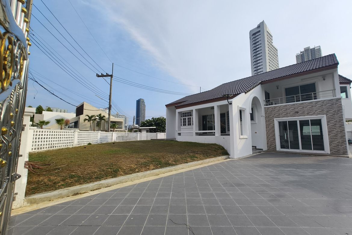 Spacious villa in the Jomtien Beach paradise with a large plot of land.